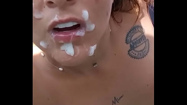 भारतीय पुरुष ने हरी आंखों वाली सफेद महिला पर विजय प्राप्त की और बड़े सफेद स्तनों के साथ भव्य गोरा के मुंह में समुद्र तट के छींटे सह से आने के बाद गहरा ब्लोजॉब किया