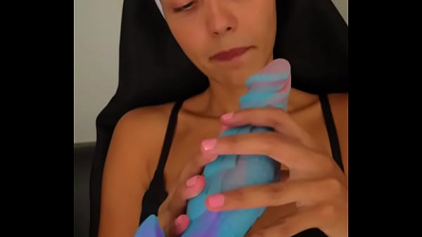 Freira timida usa vibrador monstro pela primeira vez mas n&atilde;o consegue meter tudo por ser apertada 
