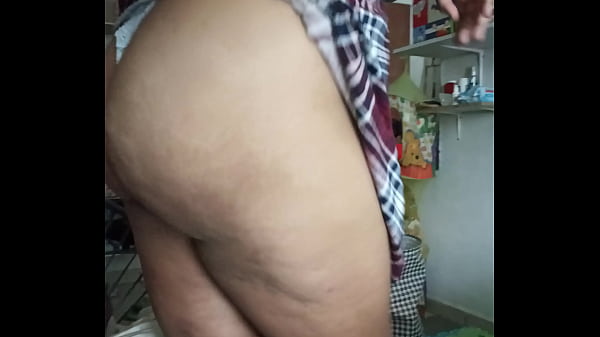 Play MP4 - Gordita bbw se sube el vestido para mostrar la tanga