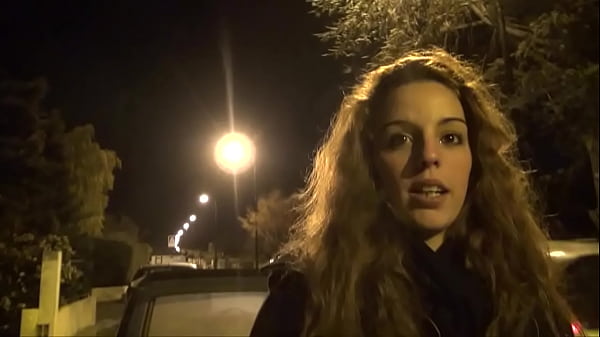 Melissa venue_de Dijon nous attend sur le trottoir pour recevoir une_bonne giclée