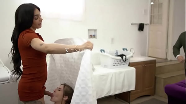 Ma demi-soeur me taille une pipe devant mon beau-p&egrave;re 