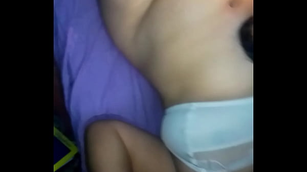 trio le introduce los dedillos y graban con el celular 