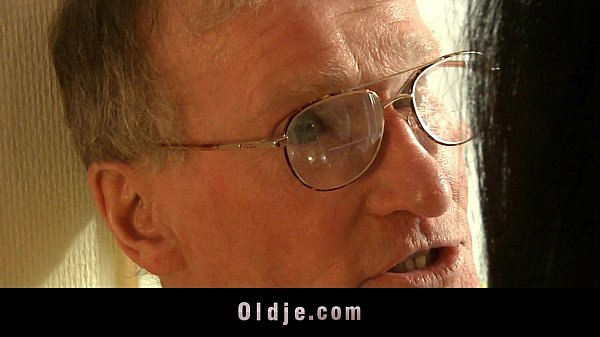 Play MP4 - Tall girl fucks hard an old man in the kitchen