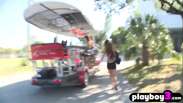 Play MP4 - Amateur teens fucked in a threesome sex by a horny guy