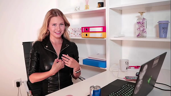 Nonton The Secretary Showed Her Butt thumbnail