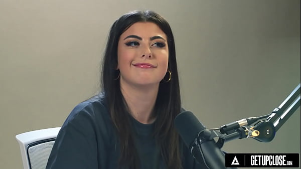 All natural dark haired babe masturbates