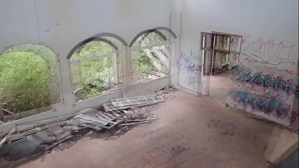 Play MP4 - exhib SM dans un village vacance en ruine