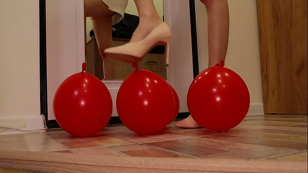 Heels crush_balloons_Crushing heels