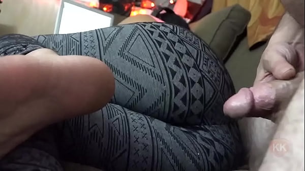 Play MP4 - Cumshot on her Yoga Booty