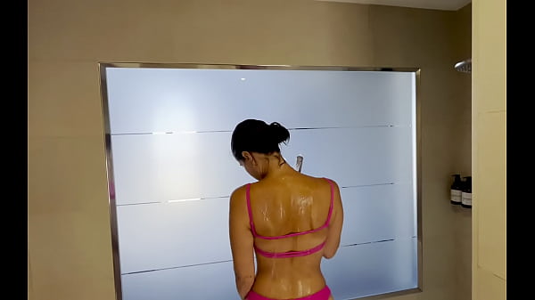 Sedesnuda y se pega una ducha delante del mejor marido de_su mejor amiga