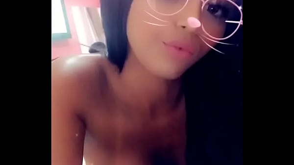 ⋆ Uma gatinha bem fogosa tirando selfie 