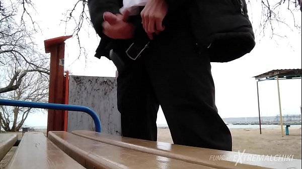 Play MP4 - Bay cold handjob