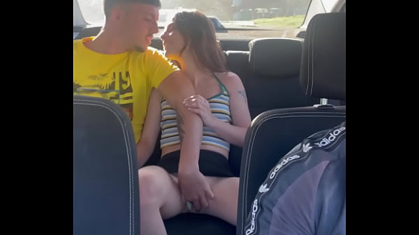 Play MP4 - Pareja joven amateur follando en taxi pillados camara oculta