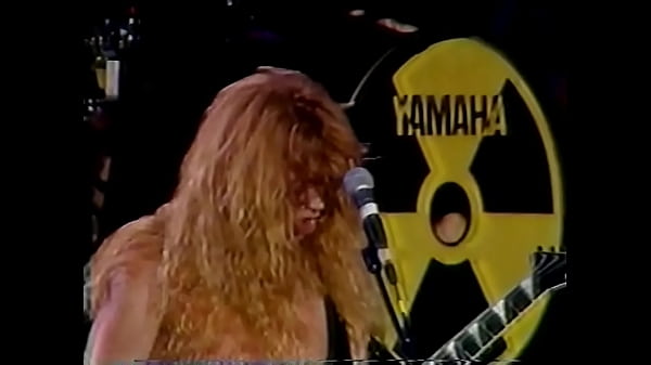 Ruivo gostoso tocando guitarra 