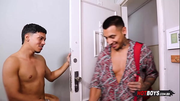 Play MP4 - Novinho mamando o gringo tatuado