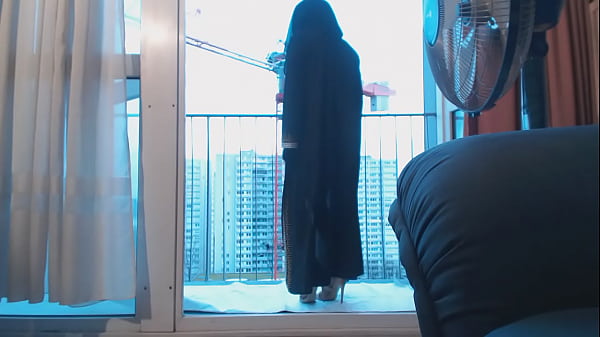musulmane voil&eacute;e danse sur le balcon devant un grutier 