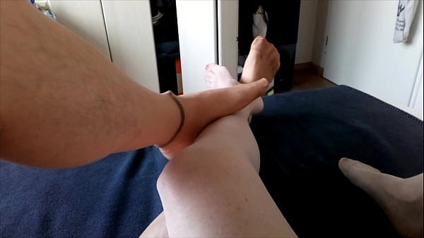 Sinnliches spiel der f&uuml;&szlig;e in feinstrumpfhose 