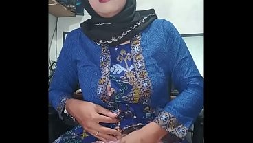 Hijab Tgirl Masturbating To Orgasm thumbnail