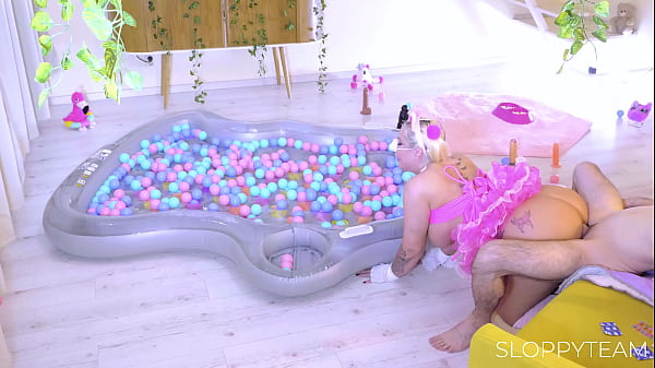 Huge butt doggystyle self fucker pig oiled butt 