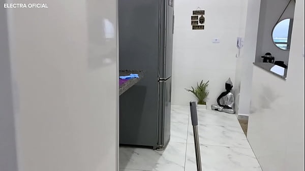 Nonton Empregada Adora Deixar Tudo Limpinho Para Seu Patr&atilde;o, Ela Ama Provocar Esse Shortinho Curtinho thumbnail