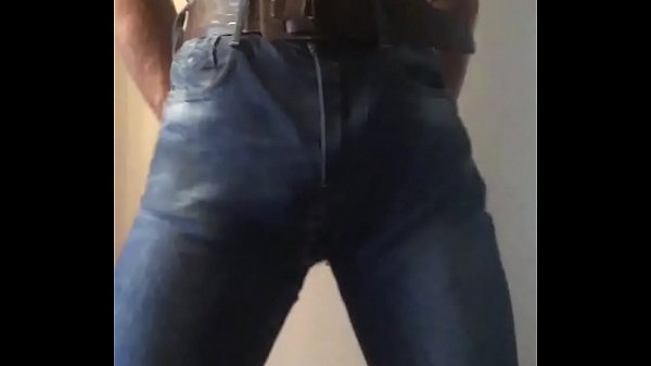 Play MP4 - Wait for it&period;  Ripped jeans gumm shot
