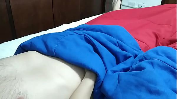 Utilizando mis suaves pies para masturbar a m&iacute; esposo