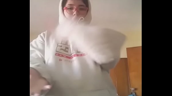 Aprovecha ya esta chica cachonda bailando la macarena 