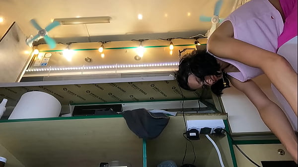 Play MP4 - Alice spreading her legs at work