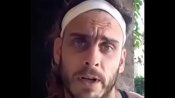 hombre ense&ntilde;a ejercicios para evitar el atrofiamiento durante la cuarentena 