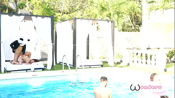 Play MP4 - Hicimos una orgia en la piscina
