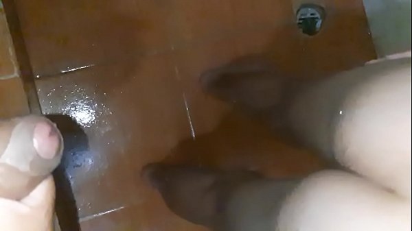 Botando leche en el culo de mi mujer