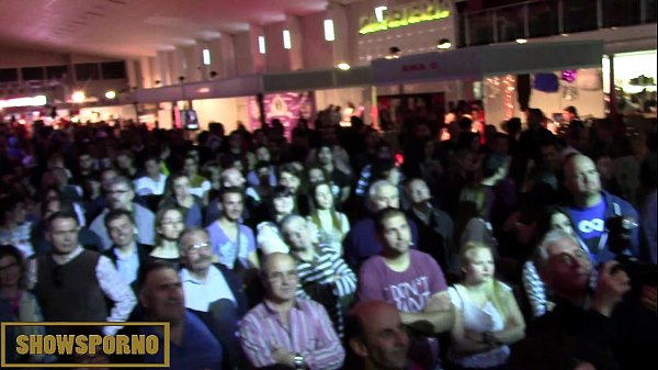 Brunette_tatoo lesbian on stage_with blonde