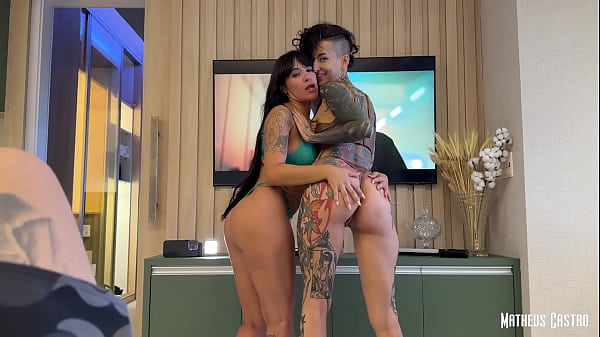 Duas amigas safas me levaram para o flat e eu fodi suas bucetas at&eacute; dar leite na boquinha delas teaser 