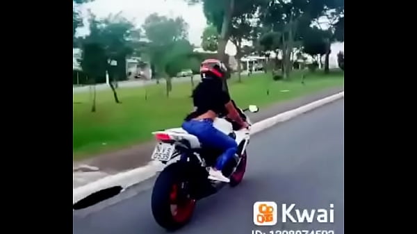 Mulher pilotando moto 