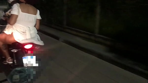 Casada Adora Se Exibir De Vestido Sem Calcinha Em Cima Da Moto A Procura De Comedores thumbnail
