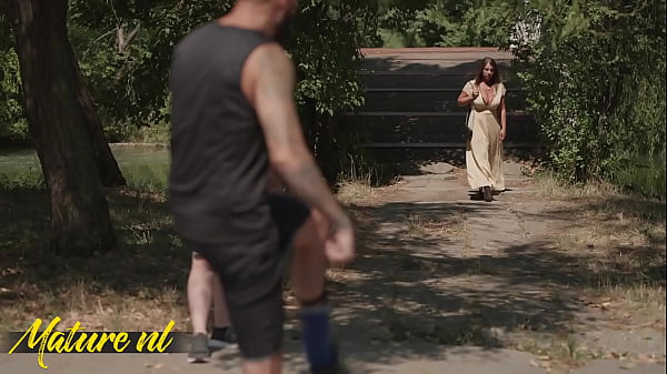 Nonton Big Tits German Milf Susi Is Getting A Foursome With Three Toyboys thumbnail