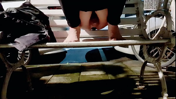 Play MP4 - 【伪娘】在公园长椅上的扩肛训练 放尿