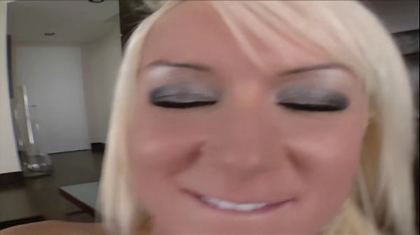 Nonton Tiffani Thompson Is A Bleached Blonde Girl Who Loves To Get Boned By Her Ma thumbnail