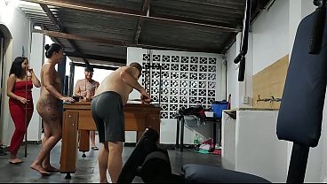 Jogando Bilhar As Meias-irmas, Duas Rabudas thumbnail