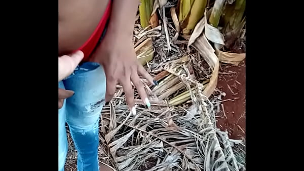 Vizinho pauzudo esperou os_pais da_sair e veio enfiar sua rola grosa ate o_talo