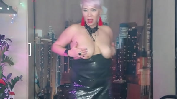 Play MP4 - Naughty MILF bitch gives blowjob in handcuffs while kneeling&excl;