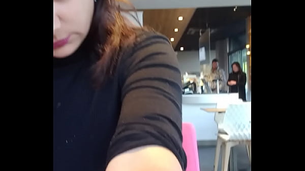 Brunette au caf&eacute; en public montre ses gros seins nellyes