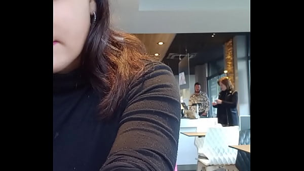 Play MP4 - Fille chaude&comma; elle finit par se baiser dans un lieu public Nellyes