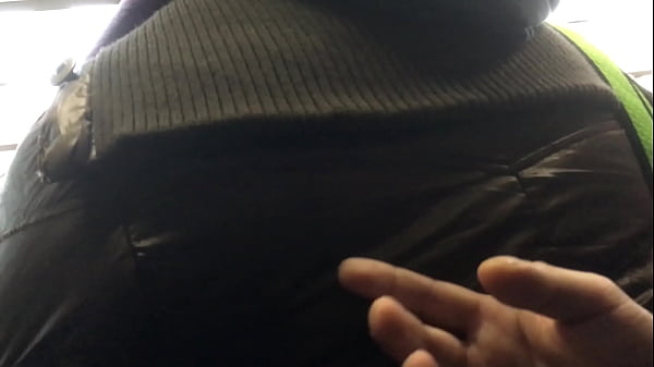 Tocando a jaqueta de nylon marrom da gordinha Pt 3 