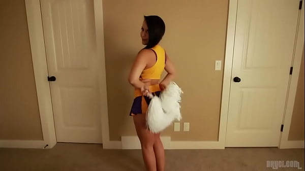 Nonton Cette Brunette Branle Une Bite Avec Ses Gros Seins thumbnail