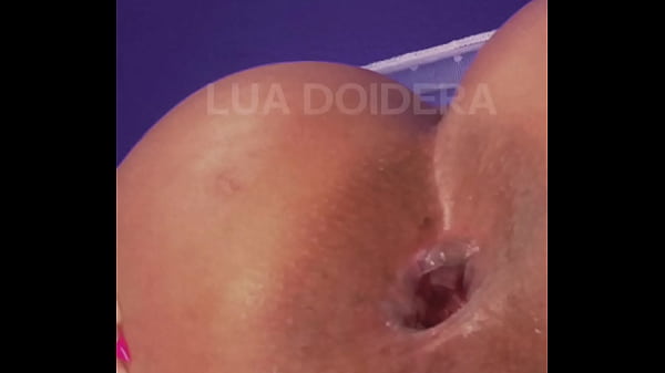 Brincando com o plug anal e piscando o cuzinho completo no red 