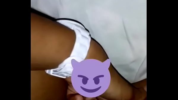 Novinha negra arrebentando a xereca virgem para esquecer o corno do namorado