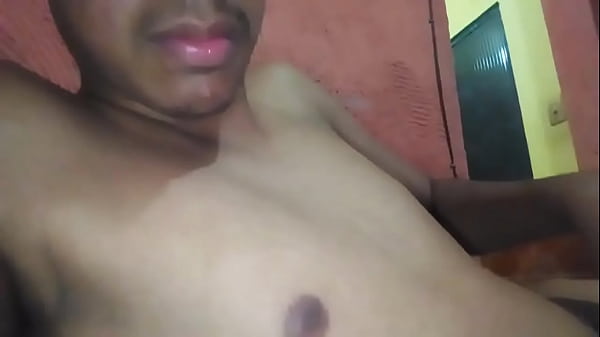 Novinho mostrando o cu e batendo uma 