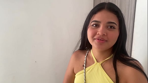 Play MP4 - Hermosa mujer se va follar con un desconocido porque el novio la dej&oacute; sola en una carretera nacional