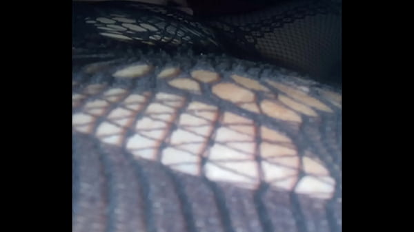 Con el body abierto me caliento toc&aacute;ndome las tetas y me froto la concha hasta acabar mojada 